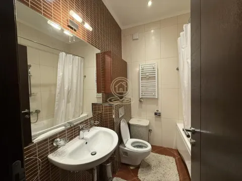 Kupatilo opremljeno umivaonikom, WC šoljom i kadom sa zavesom. - image 12