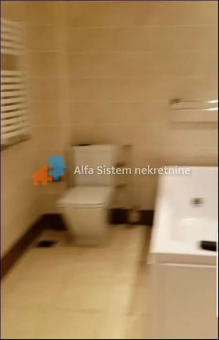 Bathroom equipped with sanitary ware and a bathtub.