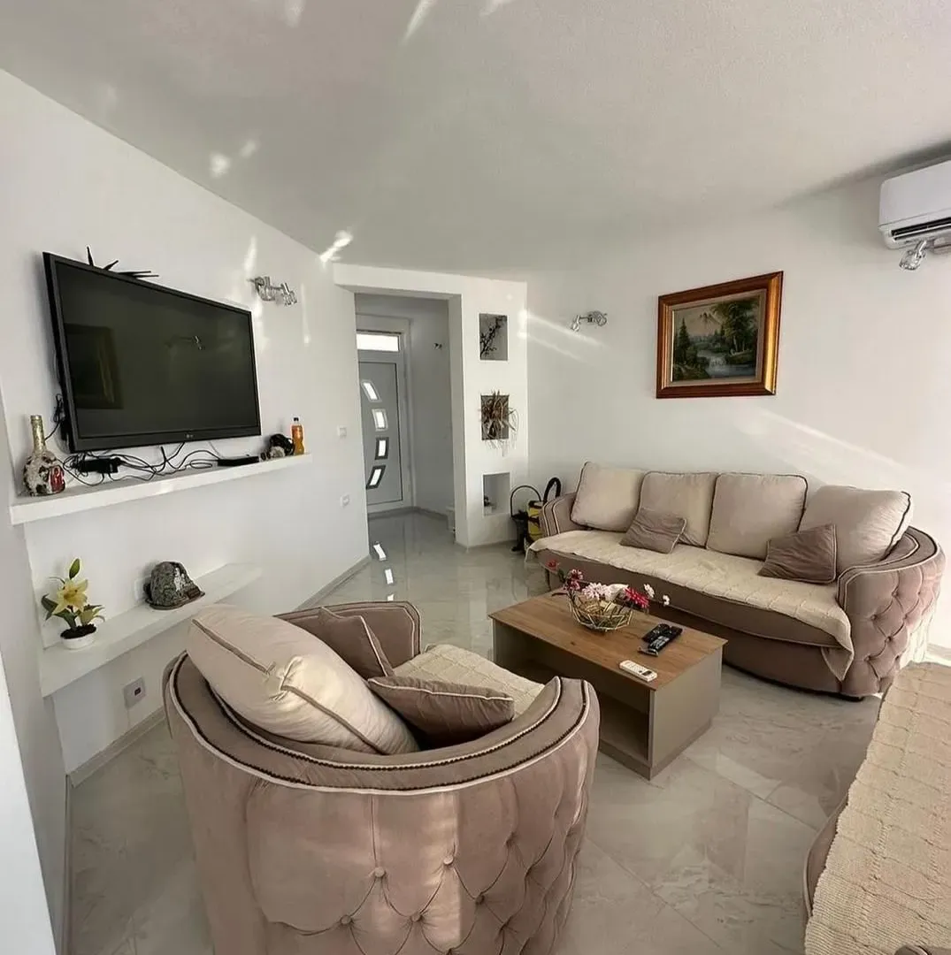 Izdavanje, trosoban stan, 100m², Kavač, Kotor