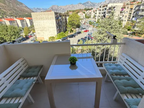 Natkriveni balkon sa garniturom za sjedenje i pogledom na grad. - image 7