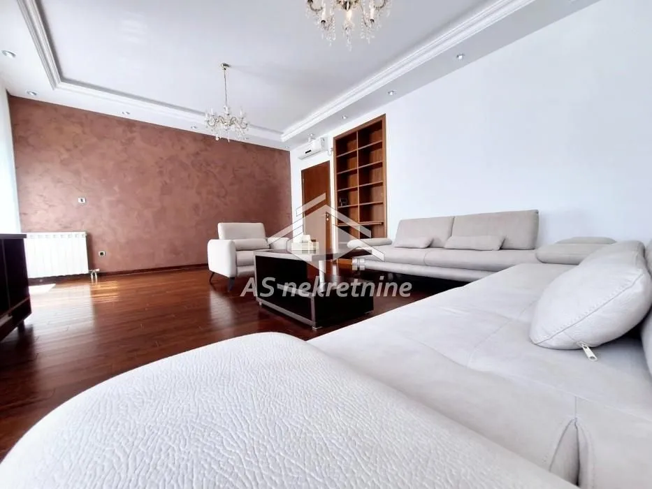Izdavanje, četvorosoban stan, 135m², Savski Venac, Beograd