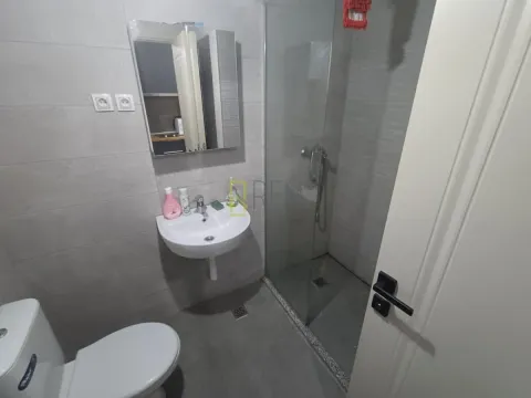 Moderno opremljeno kupatilo sa tuš kabinom i umivaonikom. - image 7