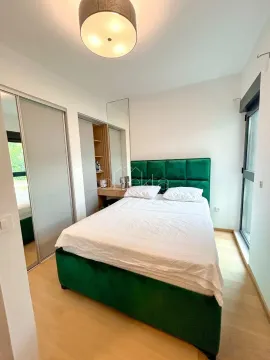 Moderna spavaća soba sa bračnim krevetom i ugradnim plakarom. - image 6