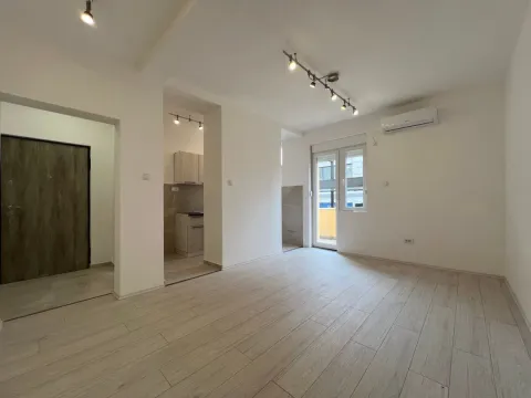Izdavanje, poslovni prostor, 61m², Centar, Podgorica - image 5