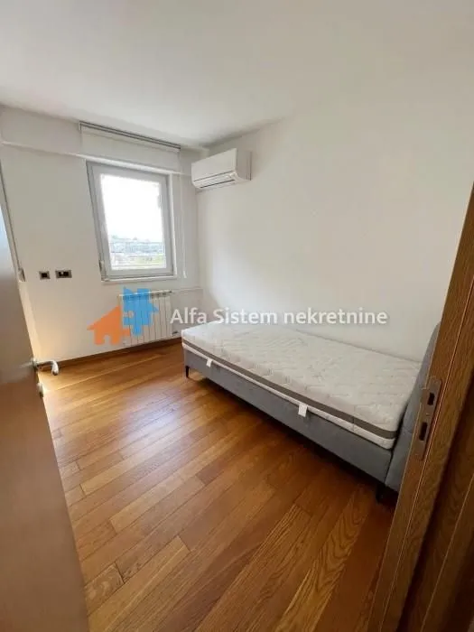 Izdavanje, četvorosoban stan, 80m², Savski Venac, Beograd