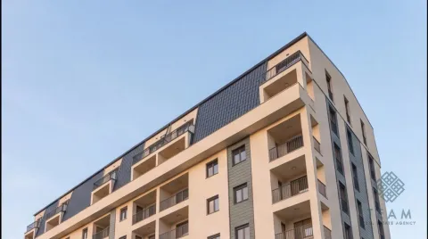 Pogled na spoljašnjost moderne stambene zgrade sa terasama. - image 6