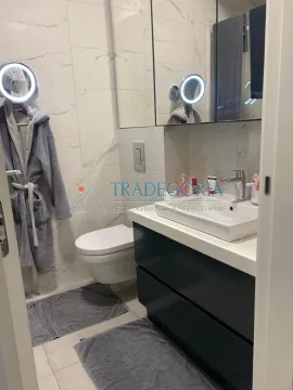 Moderne kupatilo sa umivaonikom, WC šoljom i ogledalom. - image 11