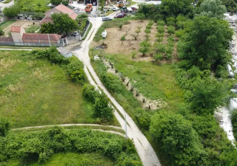 Pogled iz vazduha na seosko imanje sa zelenilom i pristupnim putem. - image 2