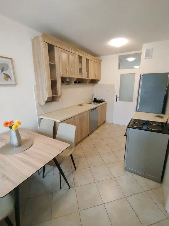 Izdavanje, dvosoban stan, 70m², Ljubović, Podgorica