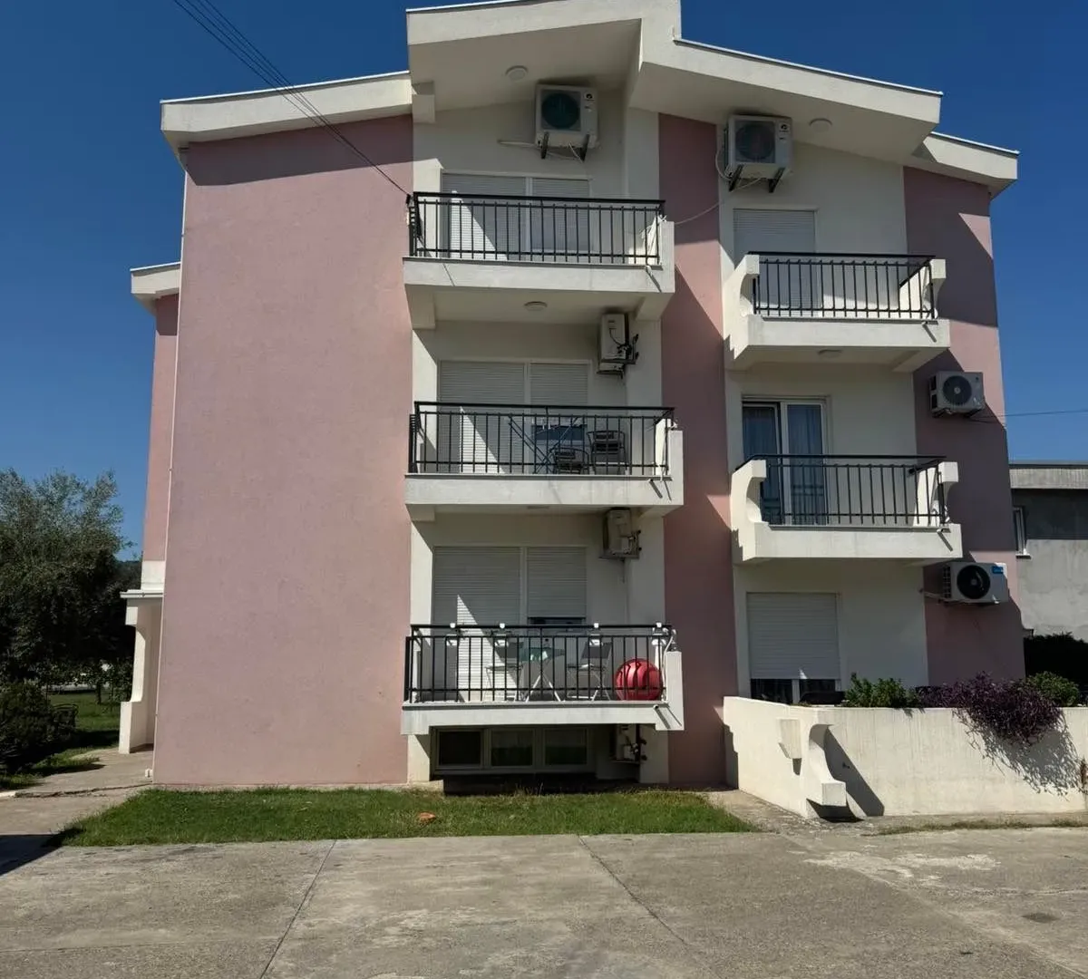 Izdavanje, dvosoban stan, 75m², Gornja Gorica, Podgorica