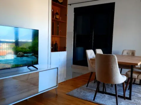 Svijetao dnevni boravak sa trpezarijskim stolom i TV komodom. - image 6