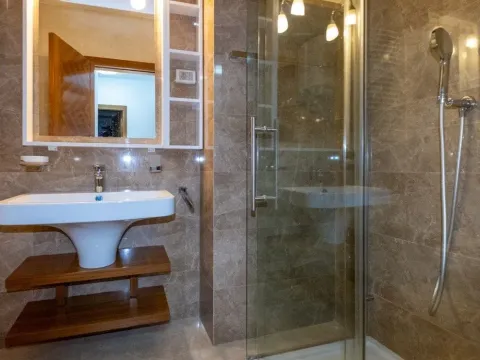 Rent, four bedroom apartment, 140m², Podgorica, Crna Gora - image 17