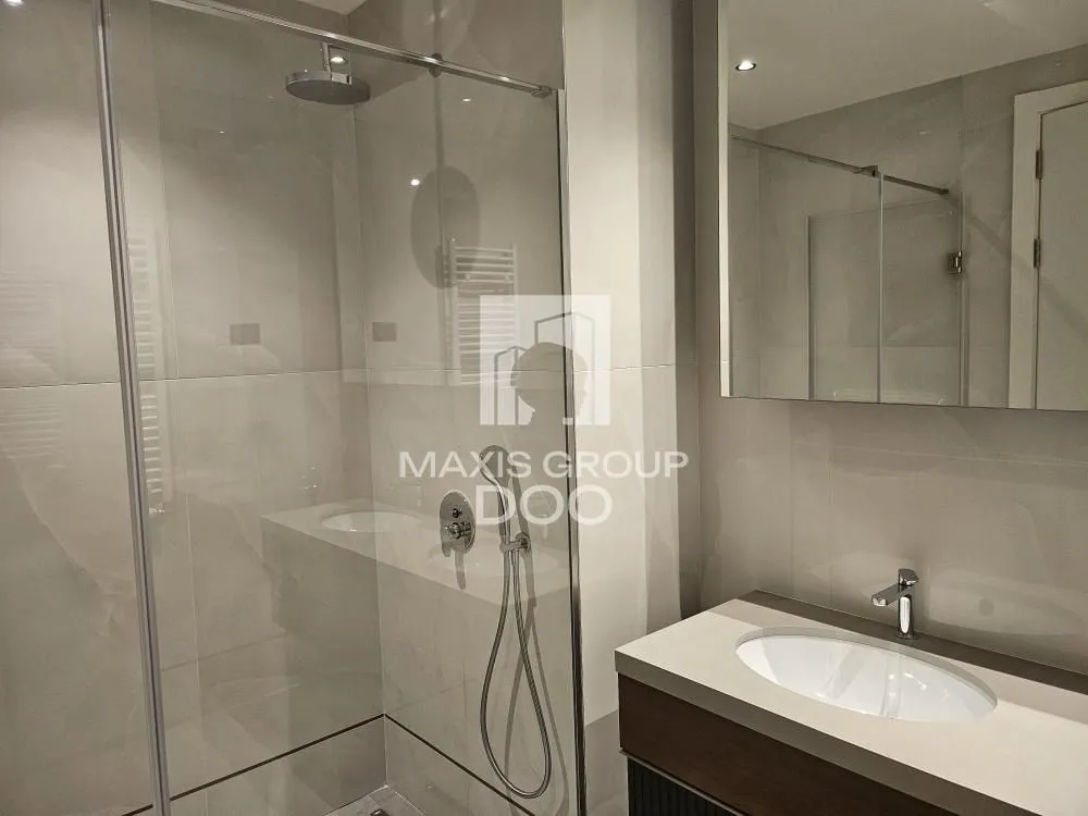 Modern bathroom with a walk-in shower and vanity washbasin.
