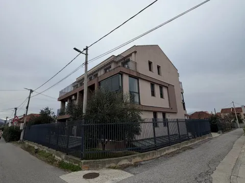 Izdavanje, dvosoban stan, 70m², Tološi, Podgorica - image 7