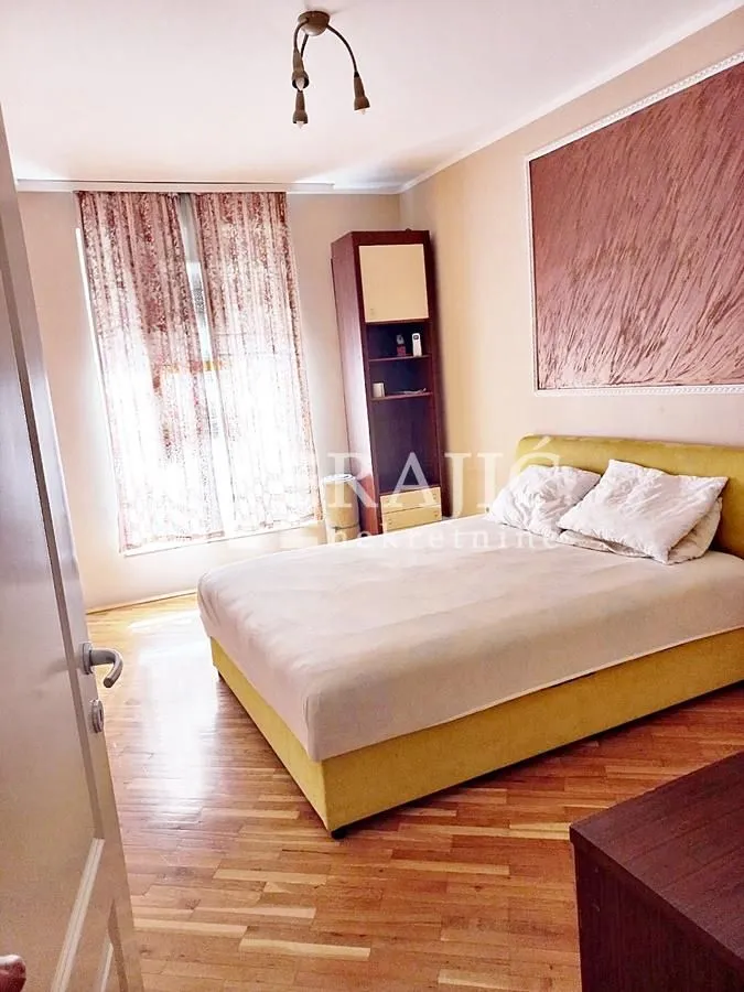 Bedroom with a double bed, wardrobe, and parquet flooring.