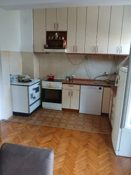 Funkcionalna kuhinja sa svijetlim elementima i parketom. - image 7
