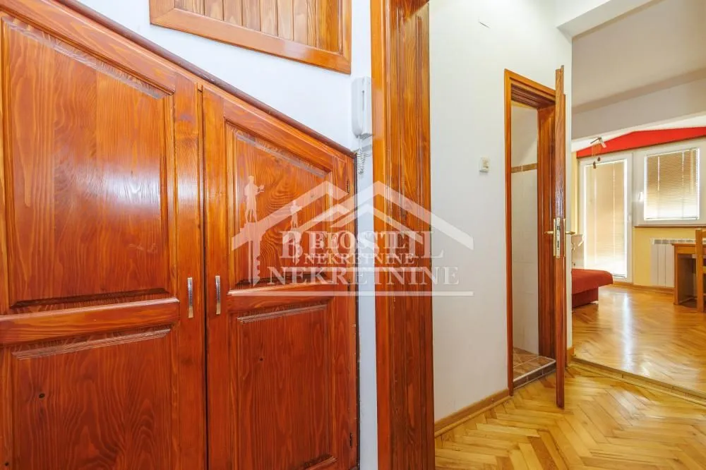 Prodaja, četvorosoban stan, 84m², Gundulićev Venac, Beograd