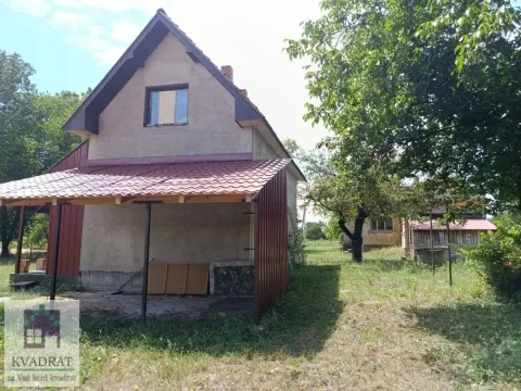 Pogled na dvorište i fasadu kuće sa nadstrešnicom. - image 4