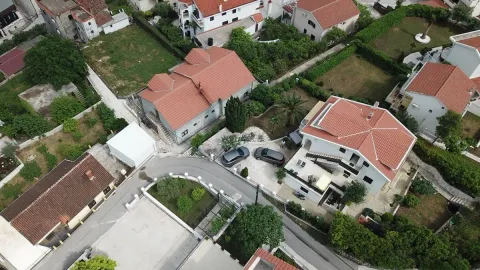 Pogled iz vazduha na porodične kuće sa dvorištima i parkingom. - image 3