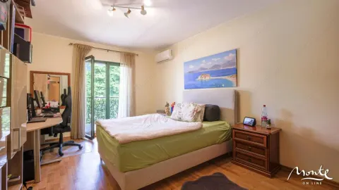 Namještena spavaća soba sa bračnim krevetom, radnim stolom i izlazom na terasu. - image 17