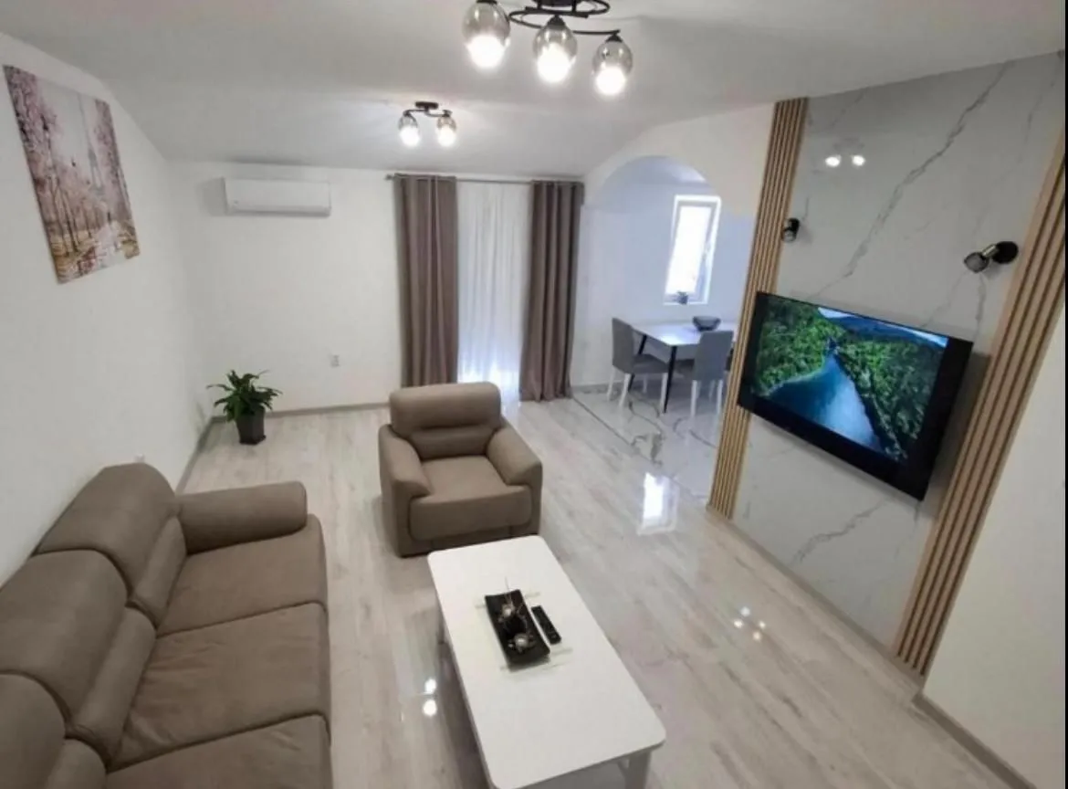 Izdavanje, dvosoban stan, 75m², Radanovići, Kotor