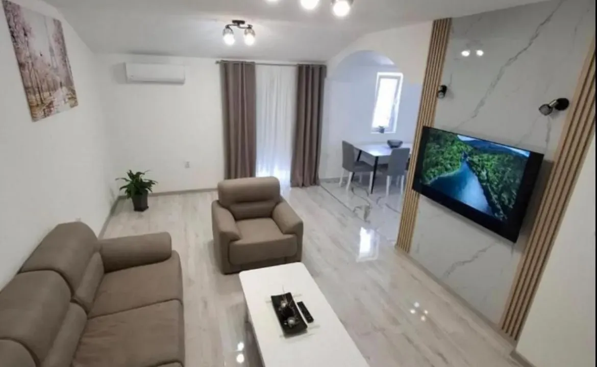 Izdavanje, dvosoban stan, 75m², Radanovići, Kotor
