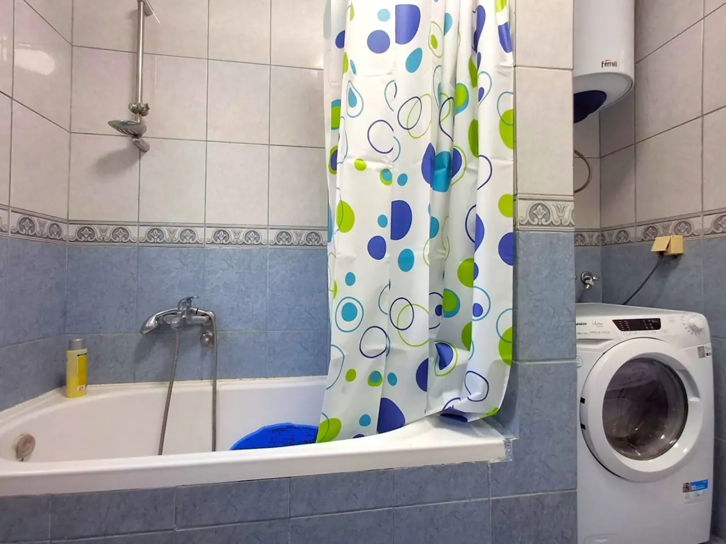 A bathroom featuring a bathtub and a washing machine.