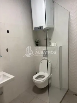 Moderno opremljeno kupatilo sa tuš kabinom i wc šoljom. - image 7