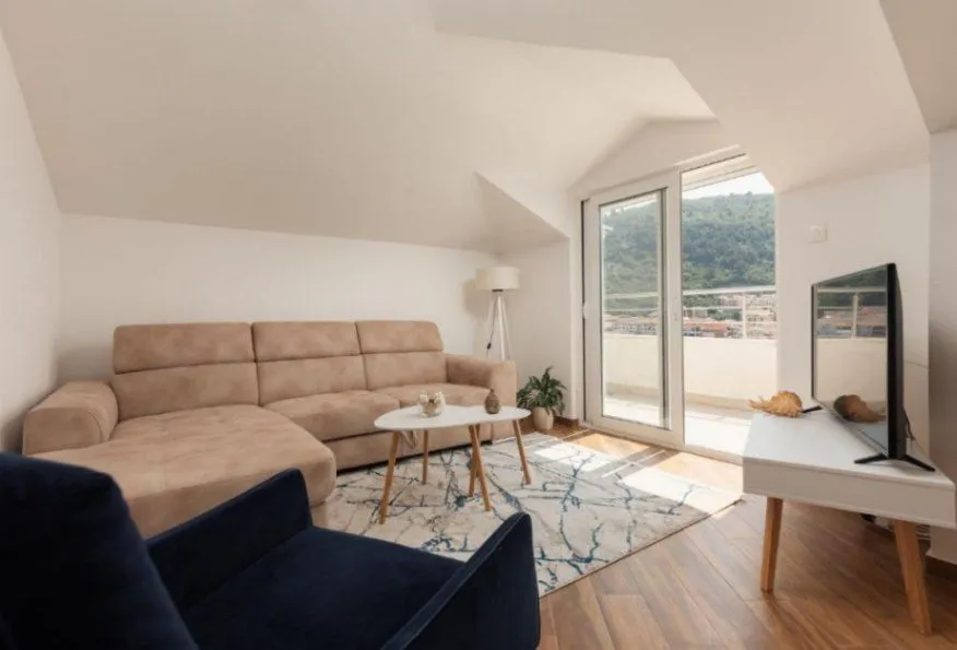 Izdavanje, dvosoban stan, 75m², Babilonija, Budva