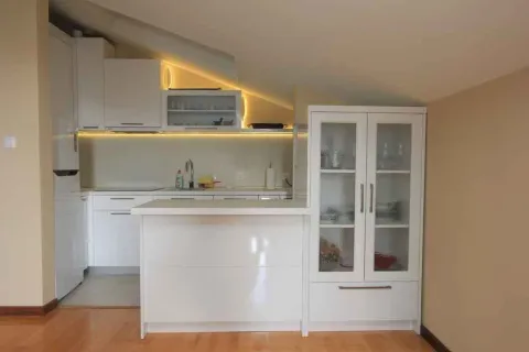 Svijetla kuhinja sa bijelim elementima i šankom. - image 3