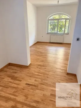 Prazna nenamestena prostorija sa drvenim parketom i prozorom. - image 10