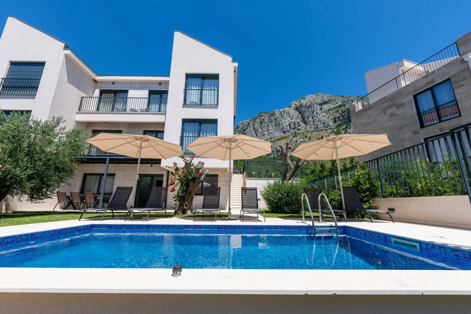 Rent, house, 200m², Reževići, Budva