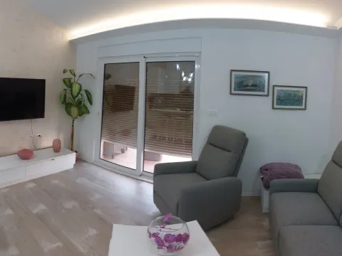Rent, two bedroom apartment, 60m², Seljanovo, Tivat - image 9