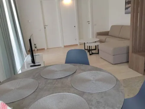 Rent, one bedroom apartment, 50m², Bečići, Budva - image 2