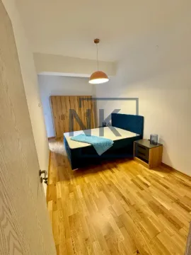Spavaća soba sa bračnim krevetom, noćnim ormarićem i ormarom. - image 4
