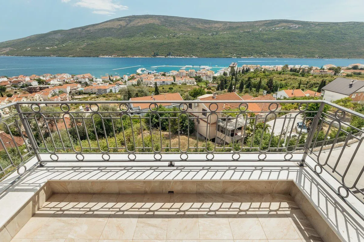 Prodaja, trosoban stan, 226m², Đenovići, Herceg Novi