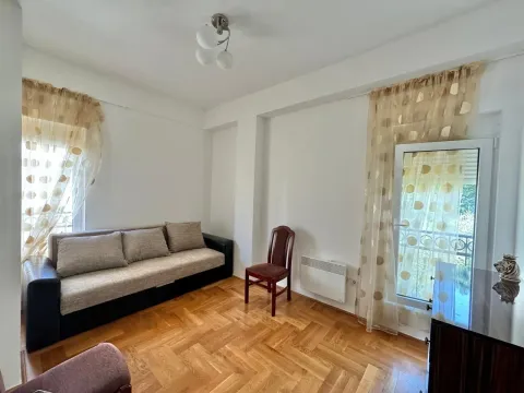 Dnevna soba sa garniturom, drvenim podom i izlazom na terasu. - image 7