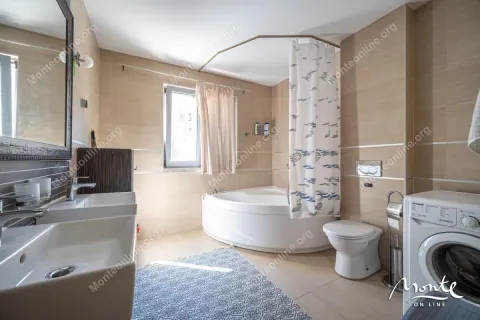 Kupatilo opremljeno umivaonicima, ugaonom kadom, wc šoljom i veš mašinom. - image 22
