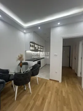 Moderna kuhinja sa trpezarijskim stolom i stolicama. - image 3