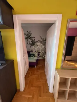 Pogled iz hodnika na uređenu dečju spavaću sobu sa krevetom i tapetom sa motivom palmi. - image 5