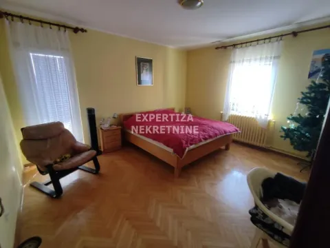 Furnished bedroom with a double bed and parquet flooring. - image 10