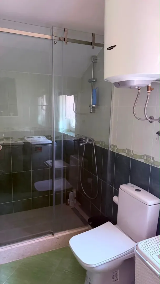 Kupatilo sa tuš kabinom i sanitarijama.