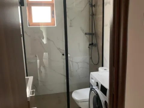 Izdavanje, dvosoban stan, 70m², Dobrota, Kotor - image 4