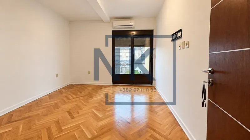 Empty room with parquet flooring and access to the terrace.