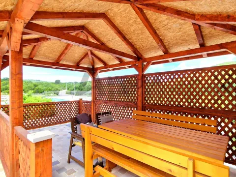 Izdavanje, kuća, 185m², Zagora, Kotor - image 7