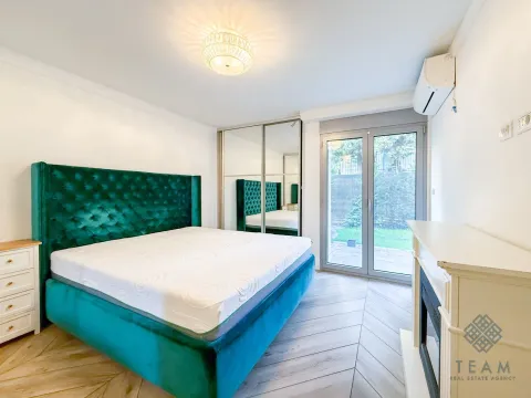 Spavaća soba sa velikim bračnim krevetom, garderoberom sa ogledalom i izlazom na dvorište. - image 8