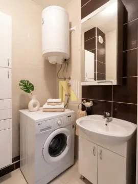 Manje kupatilo sa veš mašinom, umivaonikom i bojlerom. - image 8