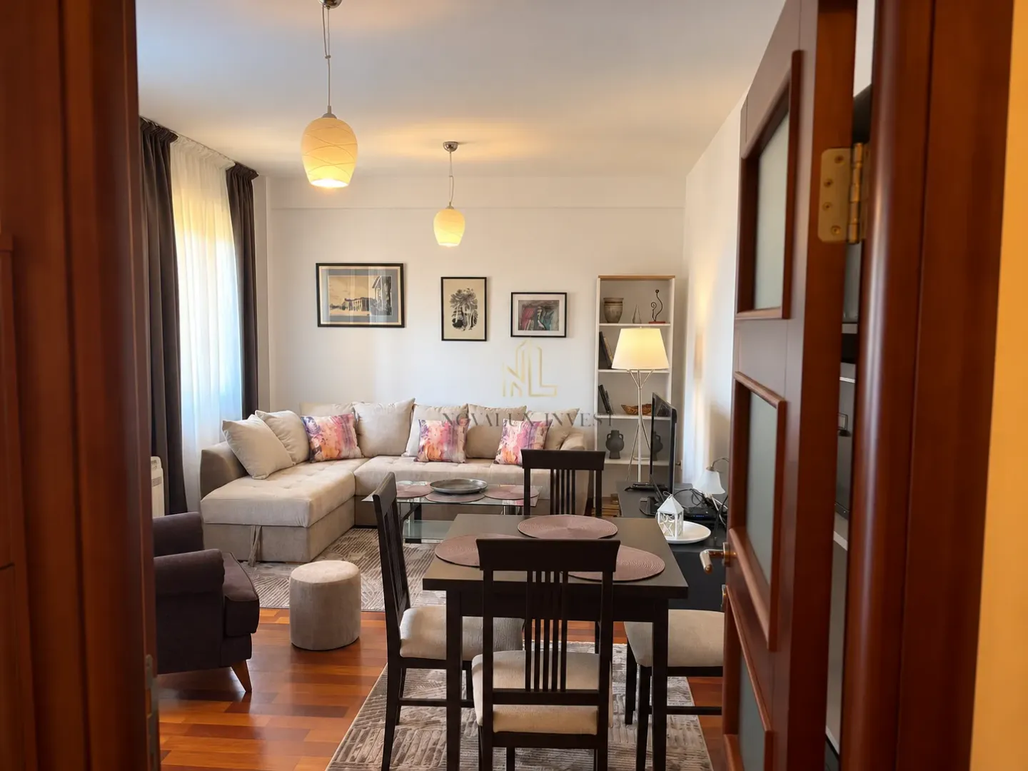 Furnished living room with a sofa set and a dining table.