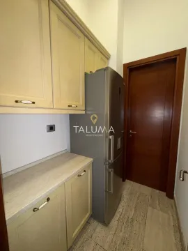 Manja kuhinja sa svijetlim kuhinjskim elementima i velikim frižiderom. - image 6