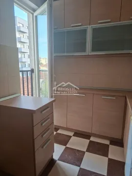 Kuhinja sa drvenim elementima i izlazom na terasu. - image 9